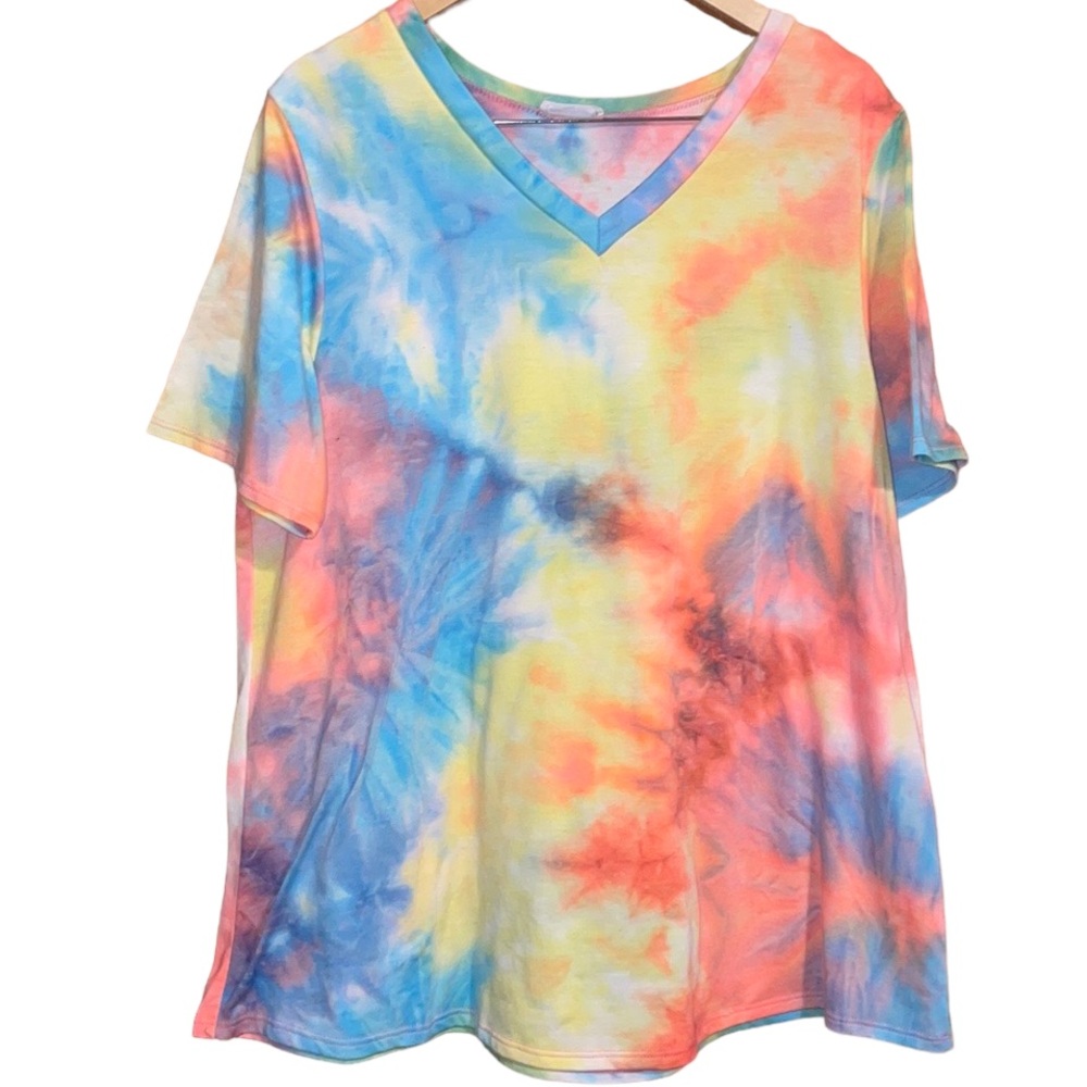 •CHICSOUL.COM•TIE-DYE SHORT SLEEVE V-NECK TOP. SIZE 3X EUC